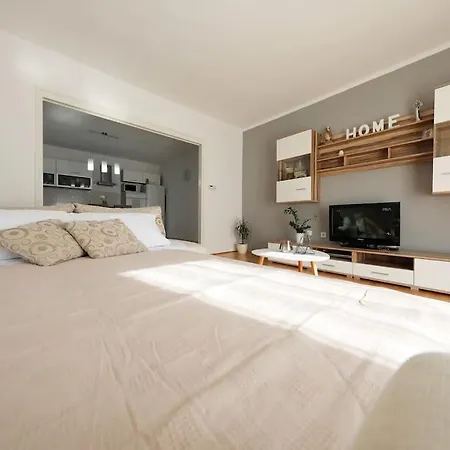 Luxury Petra With Private Pool 자다르